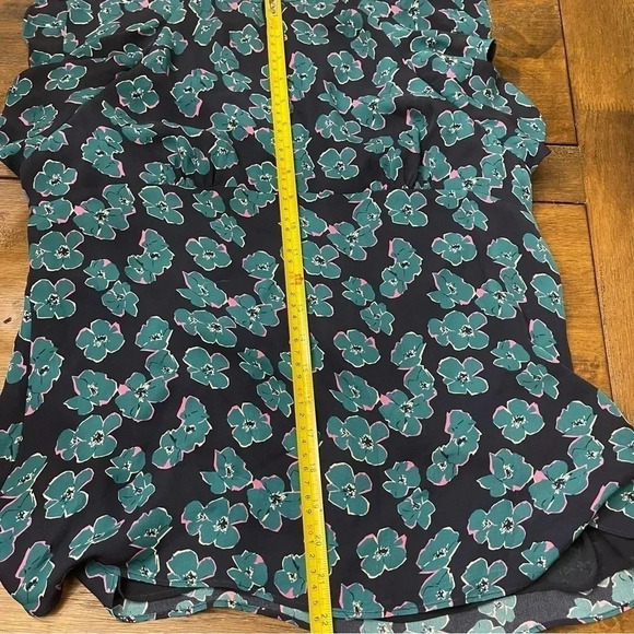 Draper James Dinah print silk blouse. Size 8, flutter sleeves and keyhole detail - Picture 6 of 9